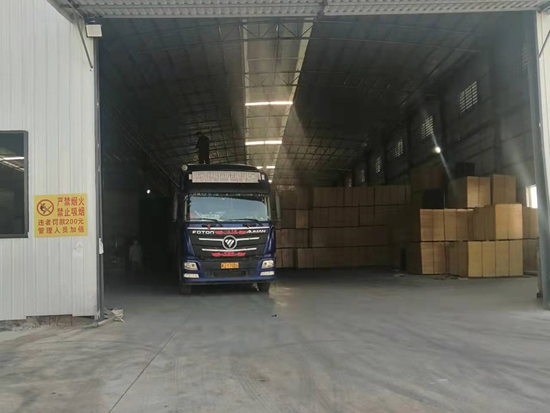 黑鹰建筑模板开往山东